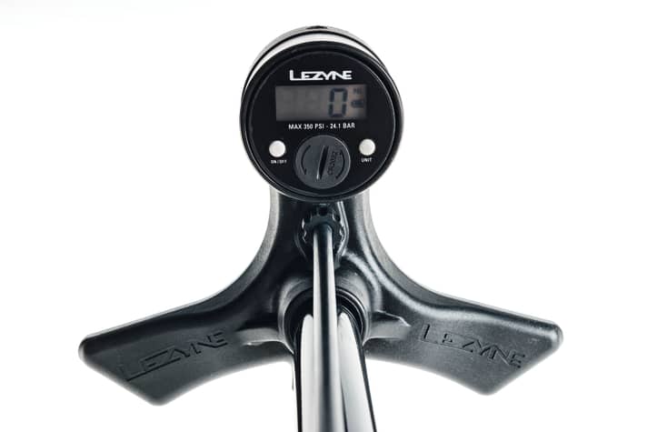 Lezyne verbaut als einziger Hersteller im Test ein gut ablesbares digitales Manometer