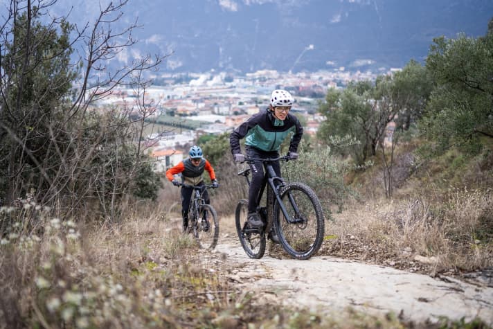 Trailbikes besitzen per Definition einen breiten Einsatzbereich und sollen auf allen Trails performen können. Das gilt selbstverständlich bergauf wie bergab.