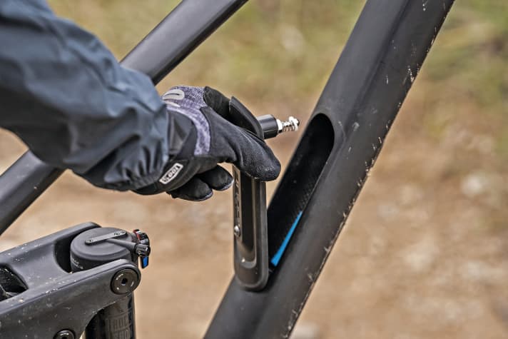 Neuerdings verfügen auch die meisten Cube-Rahmen über ein Staufach im Unterrohr. Der Verschluss arbeitet teilweise etwas hakelig.