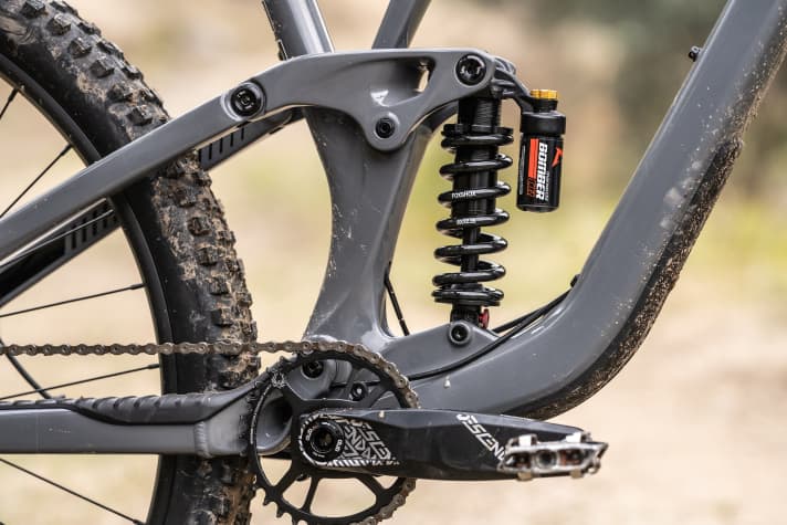 Marzocchis Bomber-CR-Dämpfer bringt durch seine Stahlfeder Extra-Gewicht, aber auch ein sehr feines Ansprechen mit sich. Eine zuschaltbare Plattform fehlt.