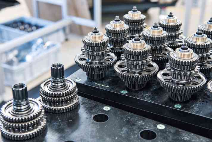 Larger components such as the drive shaft are also pre-assembled in separate work steps.
