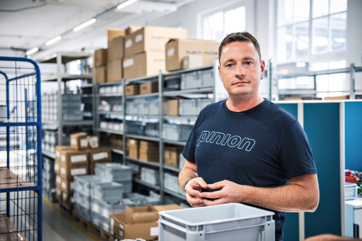 Montageleiter Kevin Schlenter kennt alle Bauteile bis ins Detail.