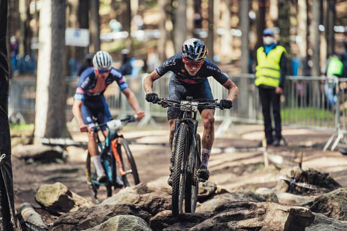Rivaux : Tom Pidcock (devant) et Mathieu Van der Poel (derrière).