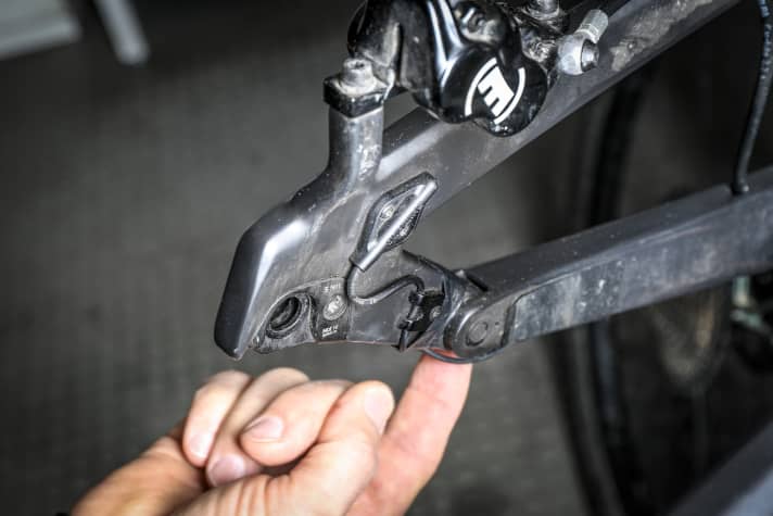 Watch out for cables to the speed sensor that are too tight. Bending stress on the Horstlink can cause the cable to break. This is an effect that we have also experienced with other bikes with Shimano drivetrains, as the cable is very thin.