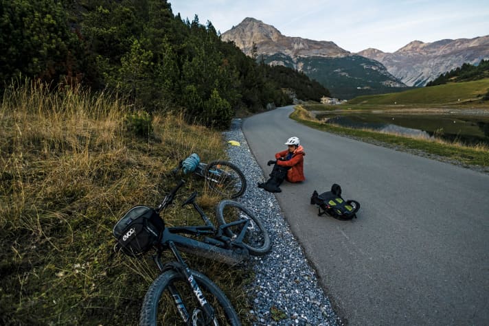 Battery at the end, daylight gone, temperature in single figures: we have a headlamp to thank for the fact that we still reach Bormio.