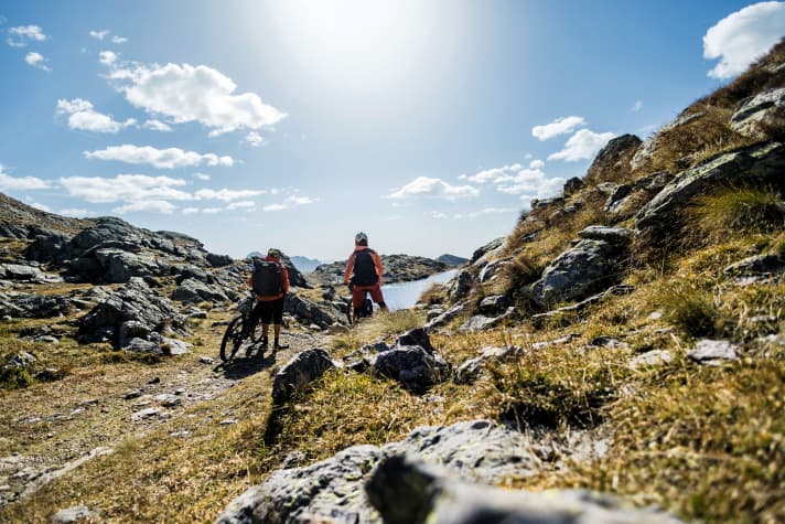 Auf der einen Seite blickt man gleich in die Po-Ebene und beim Blick zurück strahlt noch mal der Piz Palü: der Passo Venerocolo.
