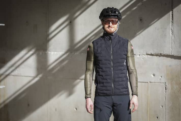 Die Ion-Weste ist auch hinten dick gefüttert und wird mit Rucksack schnell recht warm.