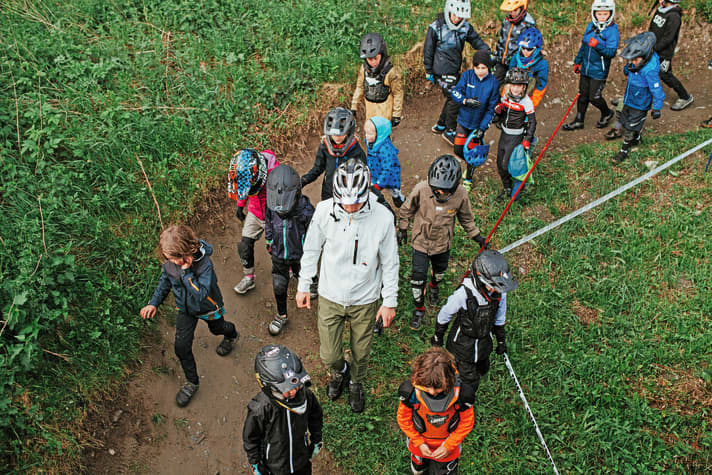 Jasper Jauch führt das Fahrerfeld des VPace Kids Cup beim BIKE Festival Willingen über den Trackwalk.