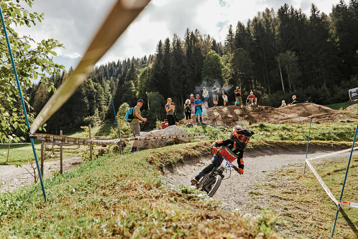 In the Kids Cup, budding downhill racers learn how to approach race tracks. Several training runs are always included.