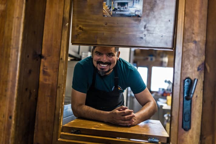 In den Sommermonaten von Mitte Juni bis Mitte September im Dauereinsatz: Chefkoch Cesare.