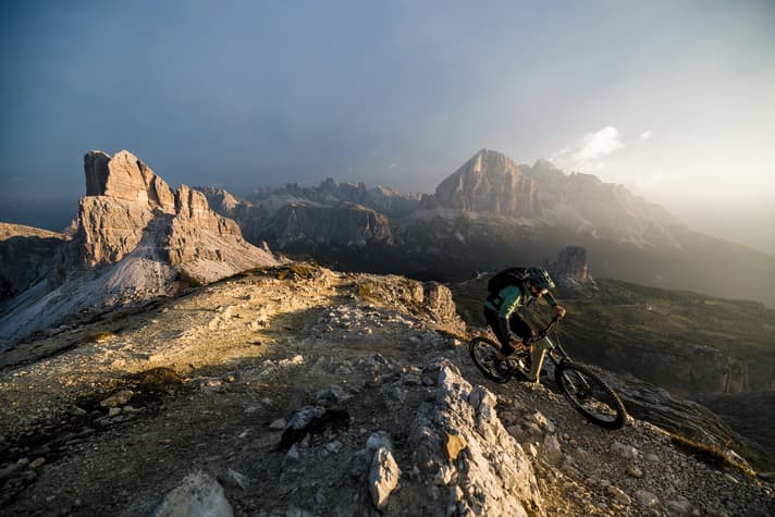 Was 160 Höhenmeter panoramamäßig doch ausmachen. Kurz vor der Hüttenterrasse sehen die Cinque Torri nur noch wie kleine Würfel aus (am nächsten Morgen fotografiert).