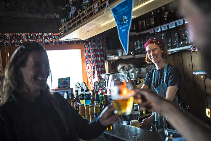 Emma Menardi's cousin Alessandra is responsible for the bar. Father Menardi gets the food in the valley and sends it to the Nuvolau hut every day by cable car.