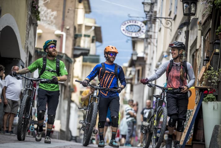 Und nach der Tour erstmal einen Aperol Sprizz: in Bormios Altstadt gar kein Problem.