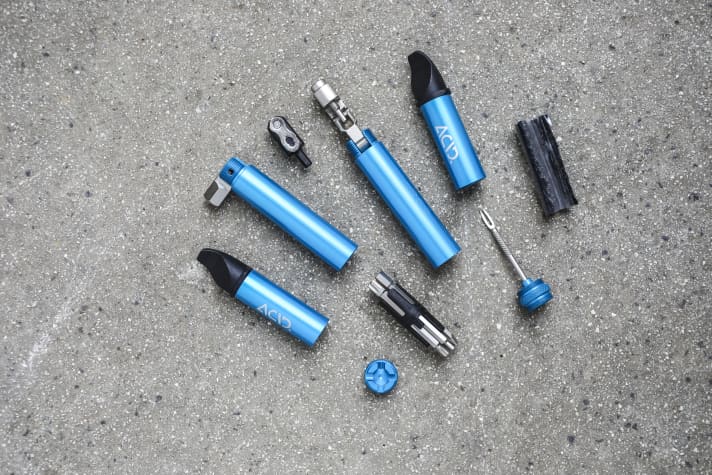 Erstaunlich, was man in zwei schlanken Alu-Röhrchen alles an Werkzeug unterbringen kann. Kettennieter, Tubeless-Tool, Bit-Satz - alles da was man zur Reparatur unterwegs braucht