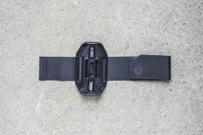 Auf der robusten Platte ist Platz für Schlauch, Tool und Reifenheber. Der Klett ist in der Länge einstellbar