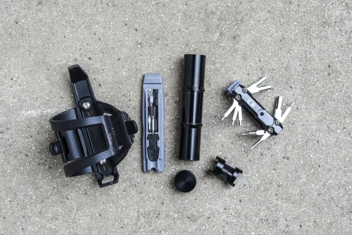 Ziemlich umfangreich bestückt: Neben einem Flaschenhalter gibt es ein gut ausgestaltetes Werkzeugset und Platz für eine Pumpe.