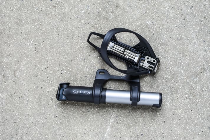 Neben einem Flaschenhalter gibt es ein Werkzeugset und Platz für eine Pumpe.