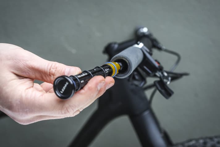 On a dive: hidden inside the handlebars, the so-called on-board tools are always with you