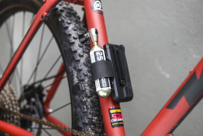 So wie Mitch Bucannon und seine orange Boje die Retter am Strand waren, ist das Milkit Hassle` Off die Rettung für gestrandete Biker