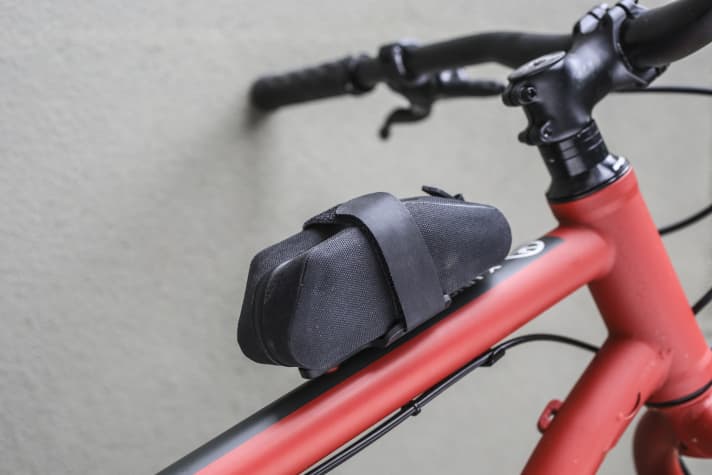 Auch Canyon hat eine kleine Rahmentasche im Programm. Eigentlich für das Spectral konzipiert passt sie an jede gängige Flaschenhalteraufnahme
