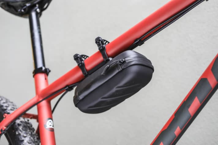 Die Magnethalterung der Fidlock-Tasche lässt sich an jeder Position am Rahmen anbringen, die TPU-Straps wirken etwas grobschlächtig