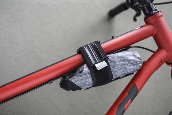 The Wolf Tooth roll bag can be attached to the frame either via a solid aluminium plate or directly using a Velcro strap