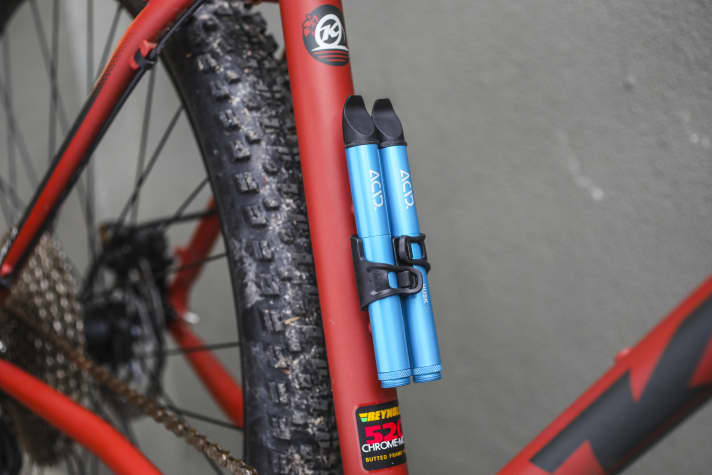 Cube packs a very comprehensive emergency kit into two slim aluminium torpedoes. There are various holders for the two tubes