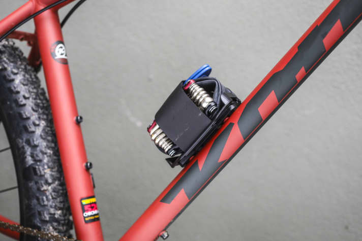 The bracket from 76 Projects can be attached to the bottle cage as well as flexibly to the frame, mounting material is included in the scope of delivery.