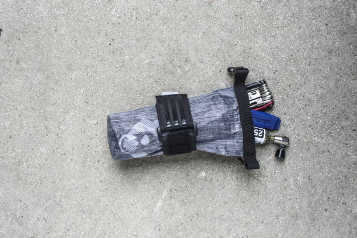 The roll-top bag holds 0.6 litres. That's enough for the most essential tools and a spare inner tube