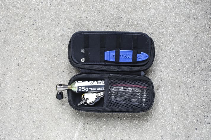 In der kleinen Softbox ist Platz für Tools und Ersatzschlauch. Kleine Fächer und Gummiösen sorgen für Ordnung