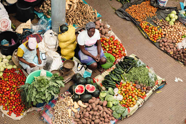 Auf dem Markt in Tarrafal. Unterwegs trifft man auch auf Bergbauernhöfe, die nahezu autark vom Eigenanbau leben.