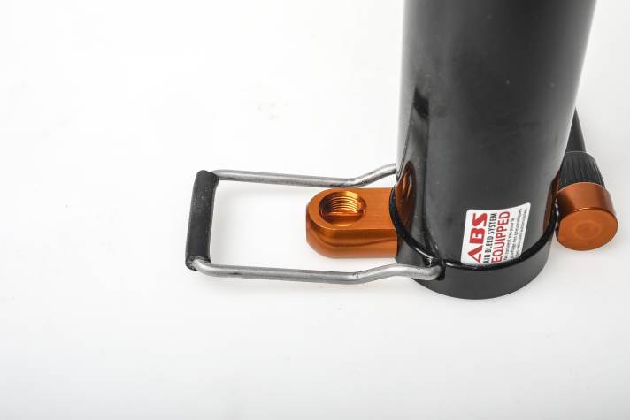Supported on the ground, pumping with the Lezyne is very energy-saving. However, due to its size, the Micro Floor Drive is only suitable for the rucksack