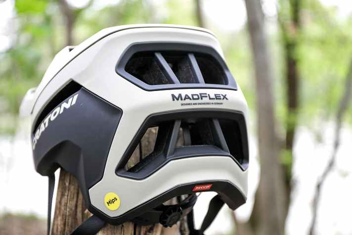 The rear of the Madflex has been pulled extra wide into the neck. As a result, the helmet encloses the head very securely and comfortably.