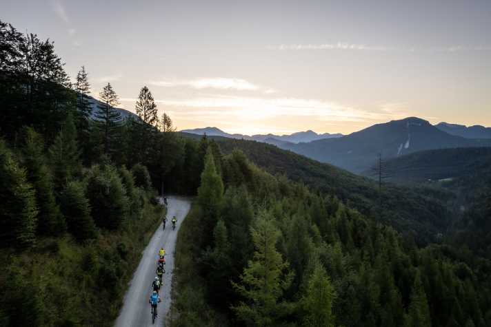 The starting signal for the extreme route of the Salzkammergut Trophy is given before sunrise at 5.00 am. There is no other way to tackle the 7,000 metres in altitude.
