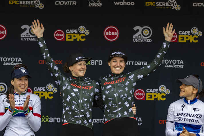 Zwei glückliche Gewinnerinnen: Die XC-Spezialistinnen Anne Terpstra (links) und Nicole Koller (rechts) auf dem Treppchen des Cape Epic.