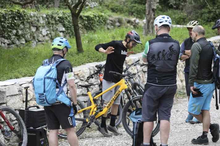 Learning from the BIKE editorial team: Here test boss Peter Nilges shows the correct adjustment of the suspension fork.
