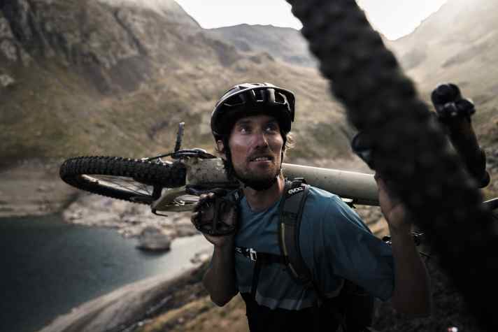 Am Llauset-Stausee stolpert man die ersten Höhenmeter durch riesige Felsblöcke.