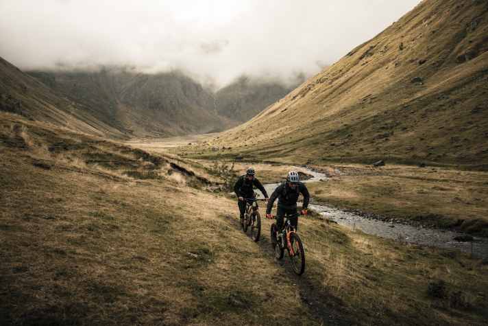 Ja, das Wetter hat umgeschlagen. Es ist saukalt und wahrscheinlich schieben wir gleich durch Schnee. Aber: egal!