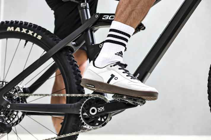 Weiße Schuhe sind hipper den je, wenn auch nicht zweckmäßig (Werden im Nu schmutzig). Doch so ist das ja häufig bei Mode.