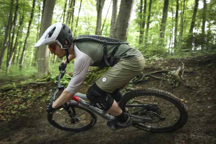 The stylish back protectors for on top are easy to wear even on hot days.