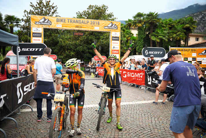 Der Moment, in dem es nach 7 Tagen tatsächlich vollbracht ist: Schon 218 war Arco Zielort der BIKE Transalp.