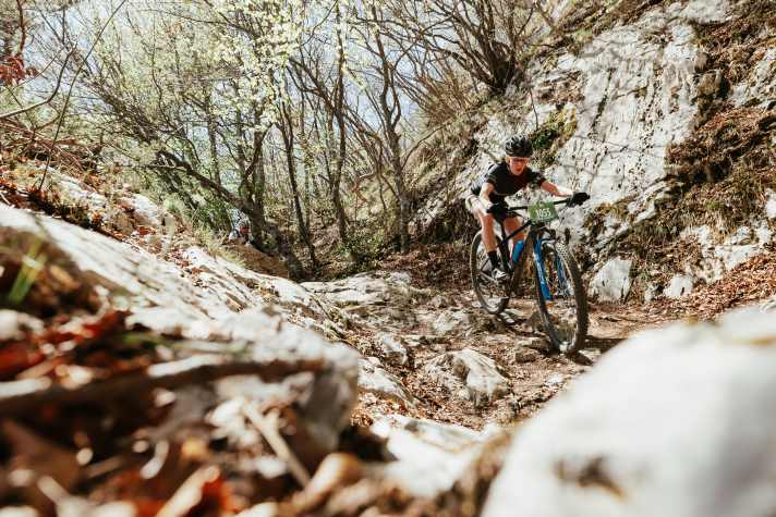 Der Novino-Trail ist auch Teil des BIKE Festival Marathons. Ein ruppiger Karrenweg, auf dem man sich kurz vor Arco noch mal konzentrieren muss.