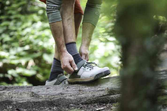 Laces, Velcro or twist fastener? In most cases, a combination is the sunniest solution