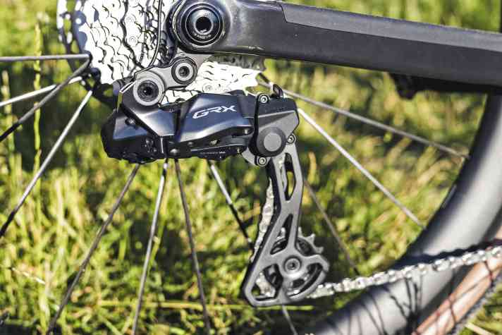 sprockets with a maximum of 36 teeth can be handled by the GRX Di2 rear derailleur. Operation with just one chainring is therefore not an option