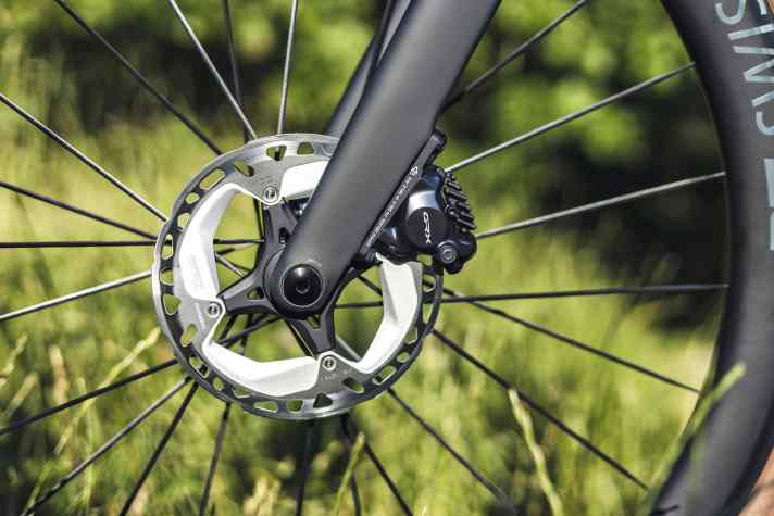 Kraftvoll und feinfühlig: Die unveränderten Bremsen sind nach wie vor top, mit dem passenden Rad sind auch 180‑Millimeter-Scheiben möglich
