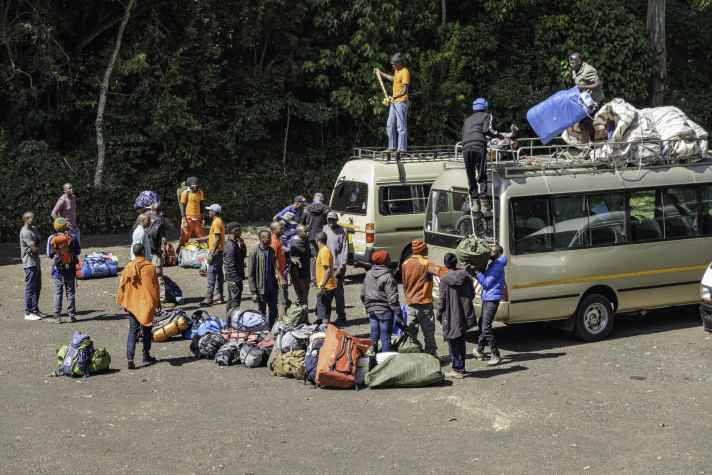 Die Tour auf den 5895 Meter hohen Kilimanjaro erfordert eine ausgeklügelte Logistik.