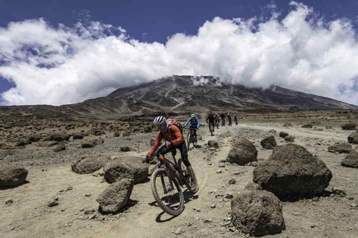 Bis auf wenige Stellen ist die 4500 Tiefenmeter lange Abfahrt fahrbar. Riskieren möchte man hier oben aber nichts.