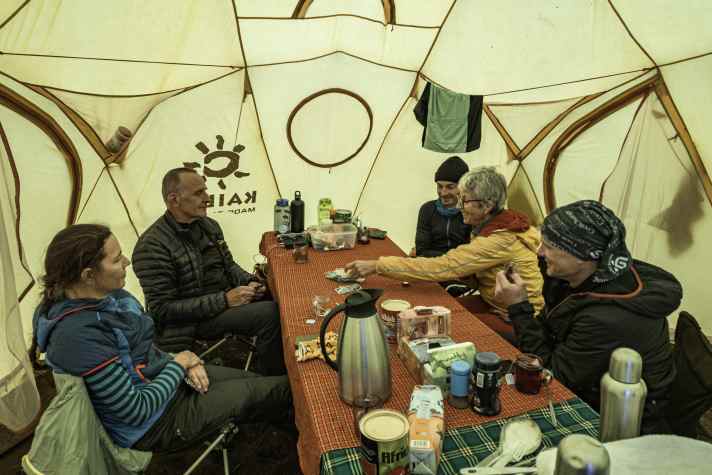 Sechs Tage gemeinsam am Berg - das schweißt zusammen: die Schweizer Tourengruppe von Lukas Stöckli.