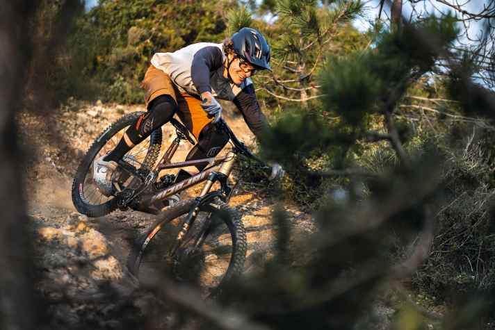 Maximale Bewegungsfreiheit - mit Teleskopstütze ist man spürbar effizienter bergab unterwegs