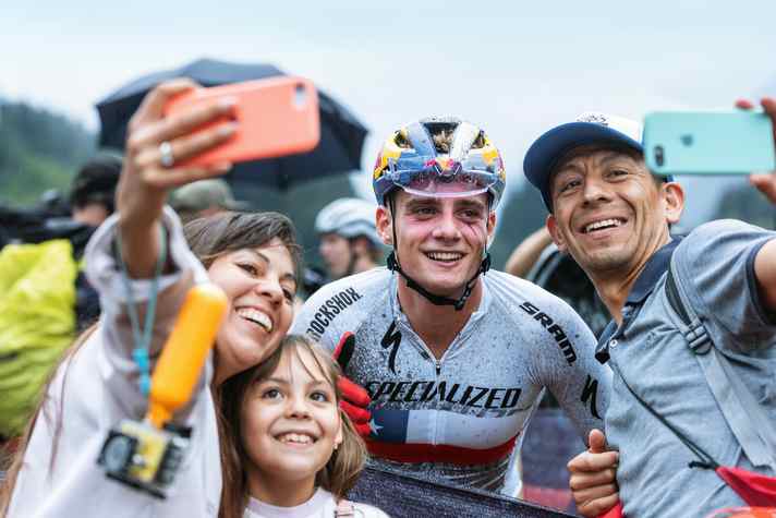 In addition to the top spot on the podium, Vidaurre's main goal is to promote the sport of biking in Chile. He already has no shortage of fans.
